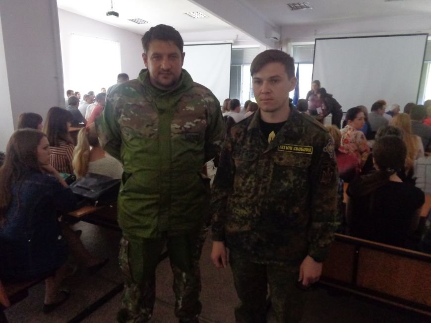 Студенты Красноармейска встретили бойцов добровольческого отряда «Карпатская Сечь» вниманием и аплодисментами (фото) - фото 1