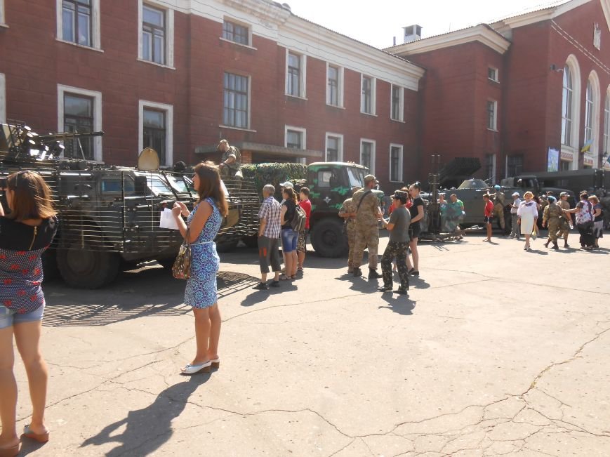В Димитрове День ВДВ отметили парадом военной техники (фото) - фото 1