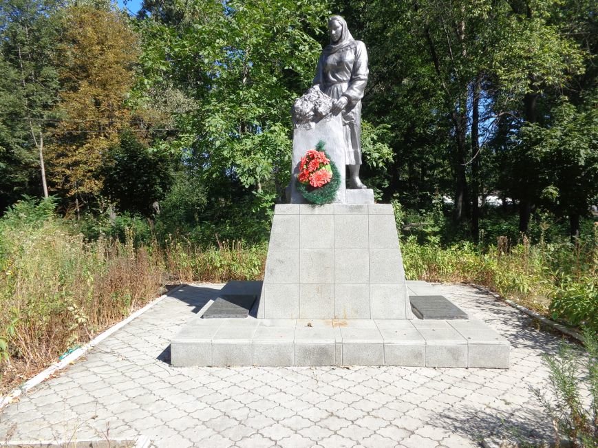 Учащиеся ОШ №6 возложили цветы к братской могиле героев-освободителей Красноармейска (фото) - фото 1