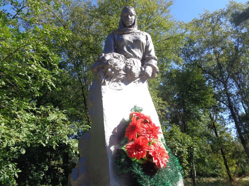 Учащиеся ОШ №6 возложили цветы к братской могиле героев-освободителей Красноармейска (фото) - фото 1
