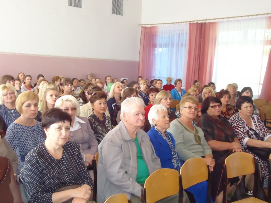 В Димитрове преподавателей поздравили с профессиональным праздником (фото) - фото 3