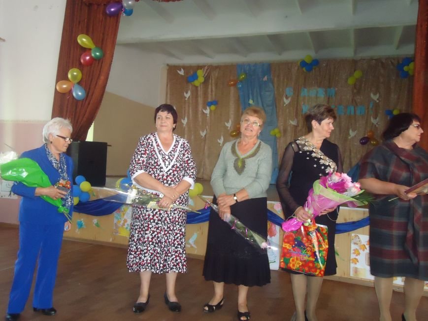 В Димитрове преподавателей поздравили с профессиональным праздником (фото) - фото 8