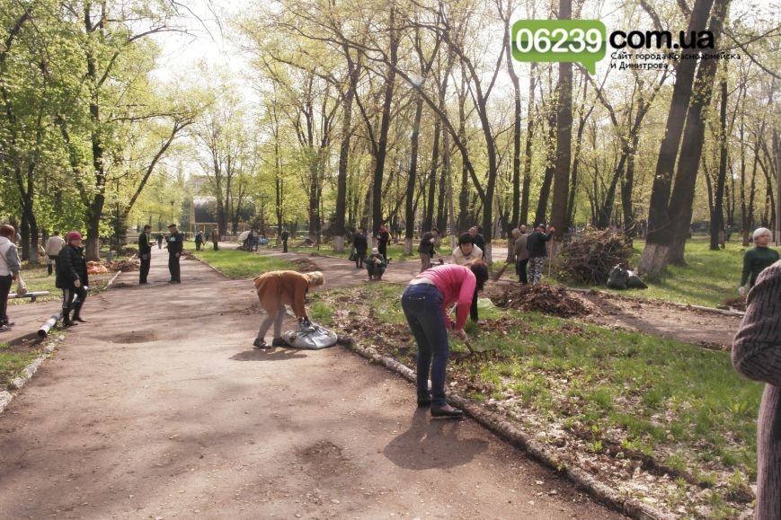 В Красноармейске (Покровске) около 3 тыс. горожан вышли на общегородской субботник (фото) - фото 1