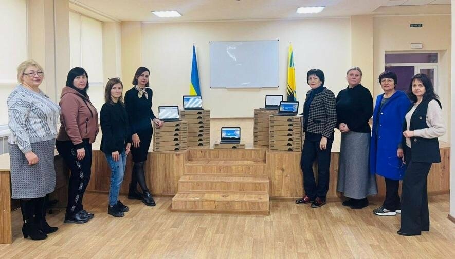 Педагоги Покровської громади отримали сучасні ноутбуки для організації якісного освітнього процесу