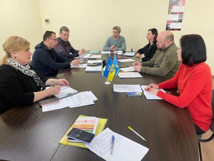 Стале проходження опалювального сезону та допомога мешканцям постраждалого будинку: у Покровську відбулось апаратне засідання