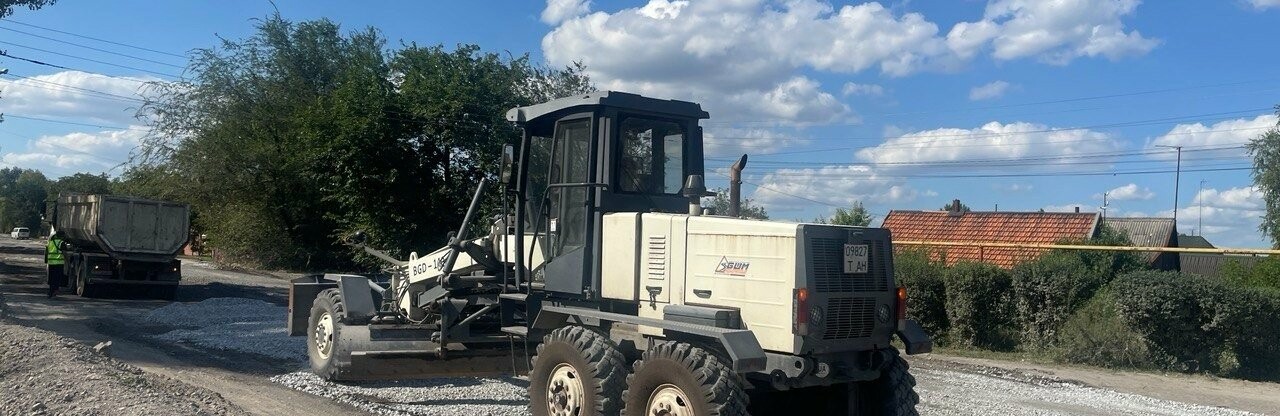 Комунальники Покровська підтримують аварійні дороги в проїзному стані