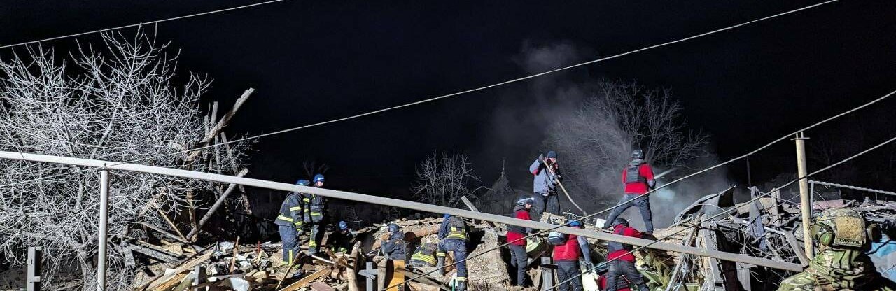 Покровський район: рятувальники ліквідовують наслідки обстрілу, триває пошуково-рятувальна операція 