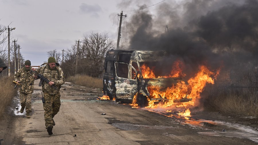 Армія РФ розпочала наступ за підтримки бронетехніки поблизу Авдіївки та Мар'їнки