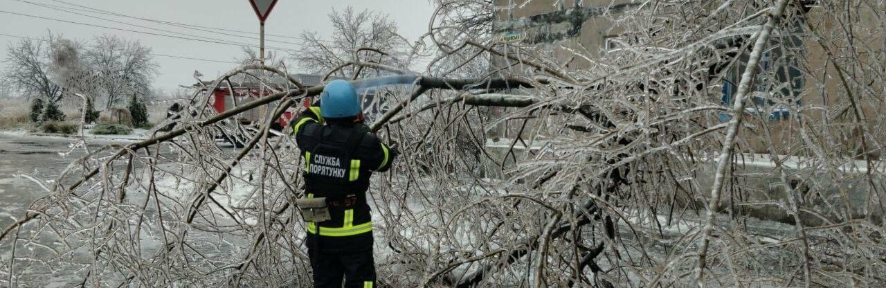 Рятувальники ліквідують наслідки негоди у Покровському районі