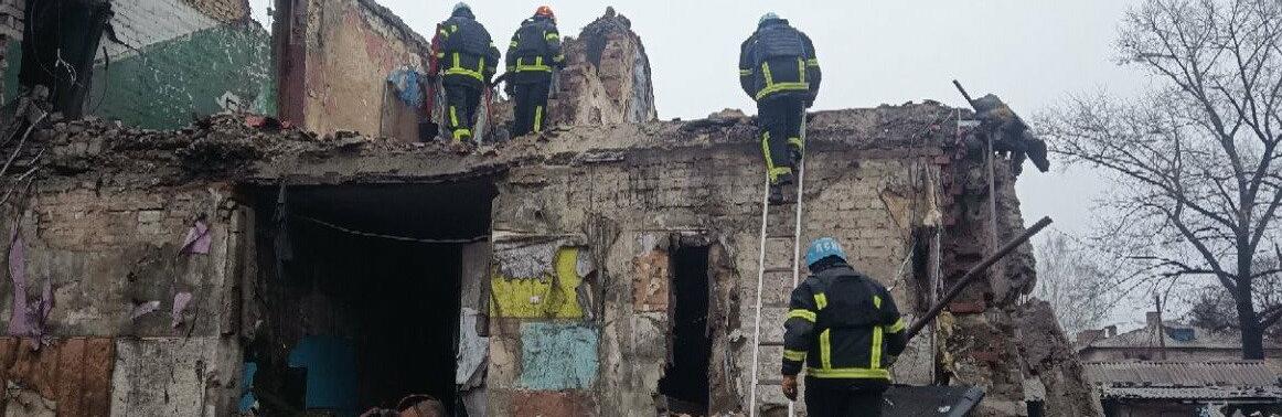 У Новогродівці третю добу рятувальники шукають людей під завалами: для пошуків долучають кінолога з собакою