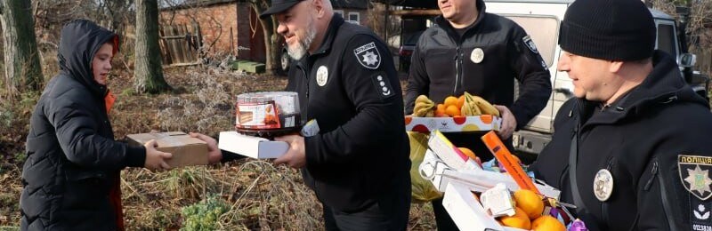 Керівник поліції Покровська відвідав у прифронтовому селі багатодітну родину та закликав евакуюватись