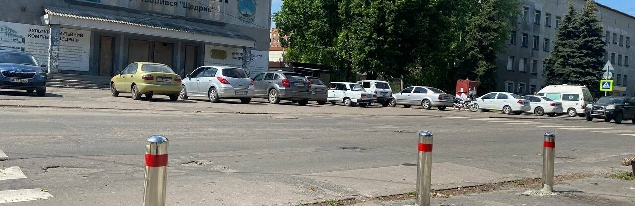 У Покровську встановили антипаркувальні стовпчики