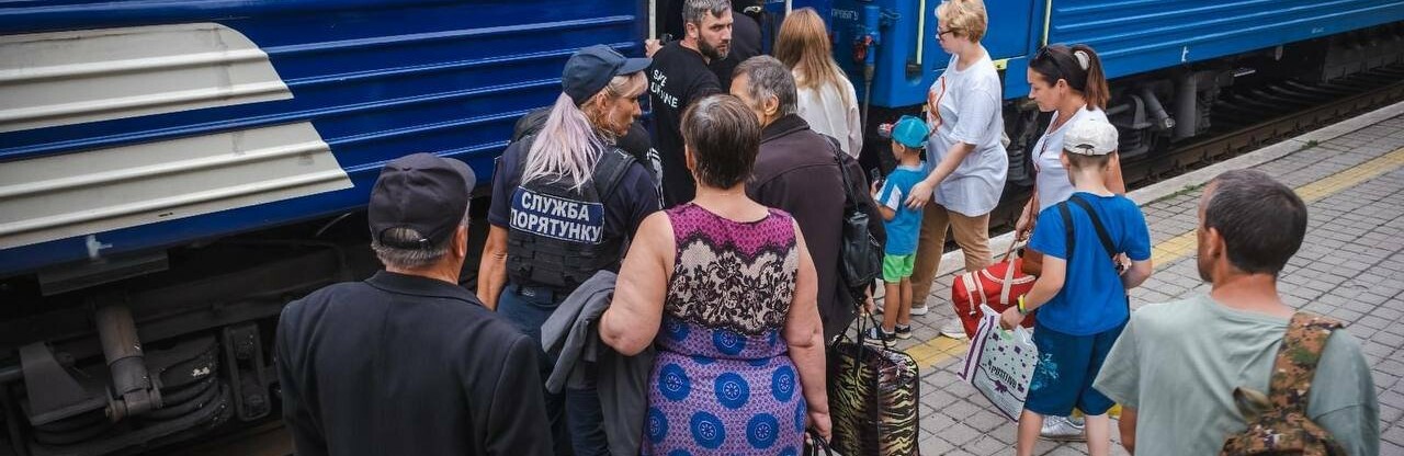 Евакуація цивільних мешканців Донеччини триває: вже три місяці безкоштовний поїзд курсує на Житомирщину