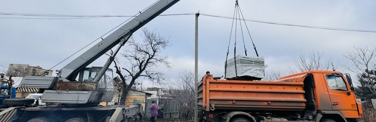 Встигнути до морозів: комунальники Покровська спрямовують зусилля на відновлення покрівель та вікон пошкоджених будинків