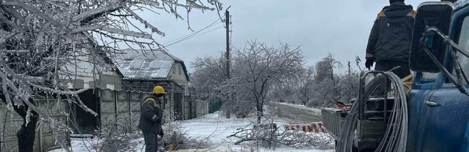 Крига подекуди втричі товща за діаметр провода: енергетики продовжуть працювати над поверненням світла 