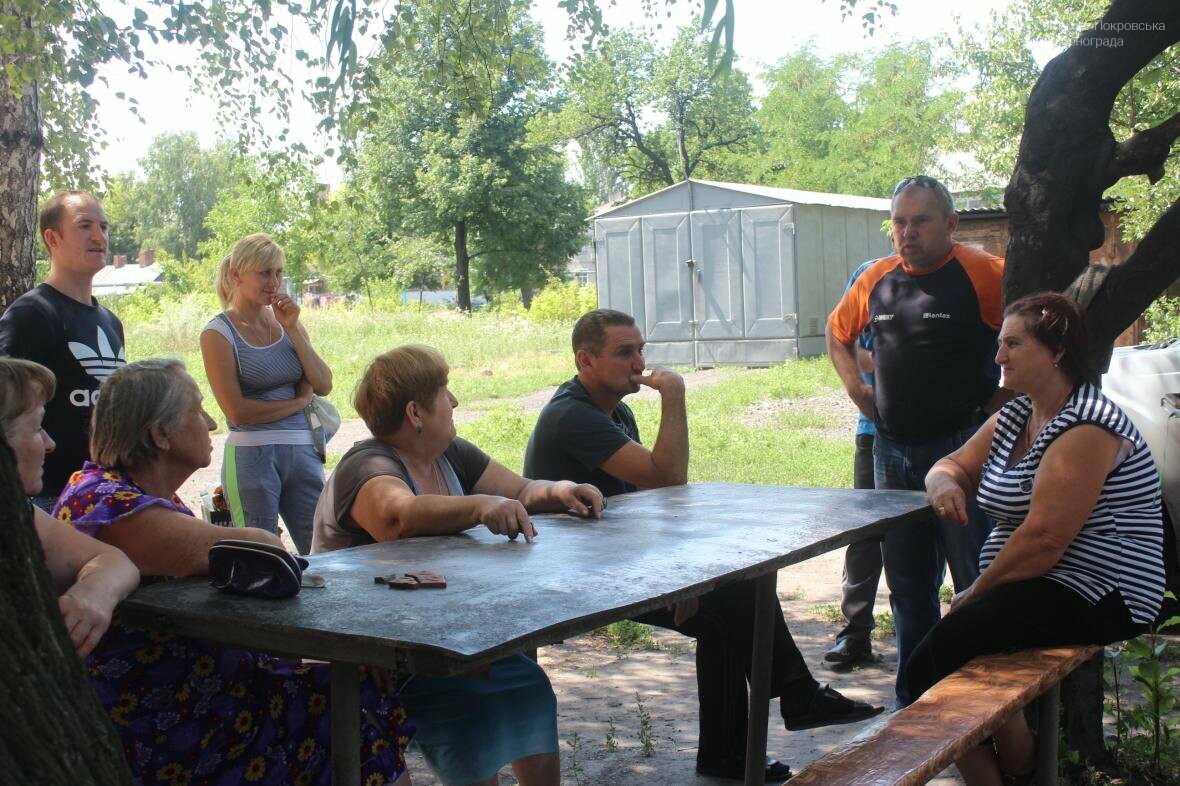 «Когда идет дождь, я укрываюсь клеенками»: последствия «ка..., фото-3 «Когда идет дождь, я укрываюсь клеенками»: последствия «качественного» ремонта кровли в Мирнограде , фото-3