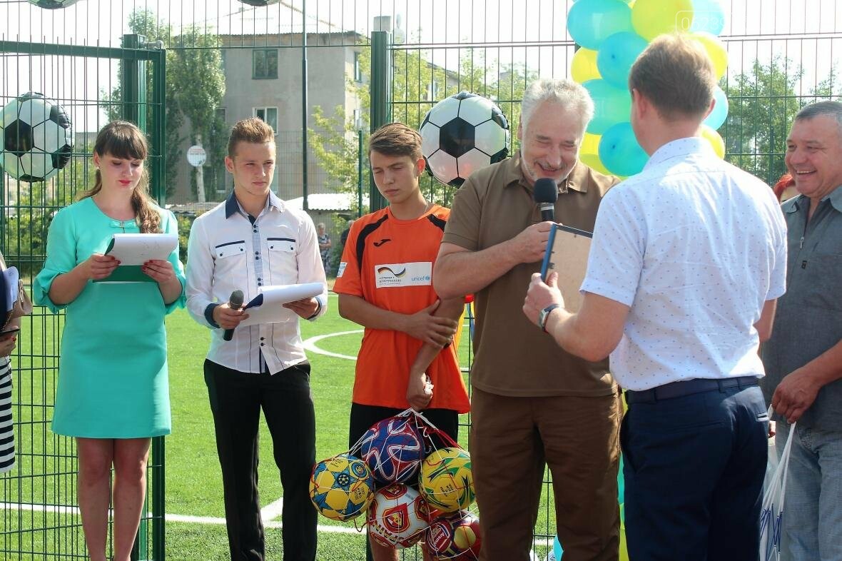 В Мирнограде торжественно открыли новое футбольное поле , фото-7 В Мирнограде торжественно открыли новое футбольное поле , фото-7