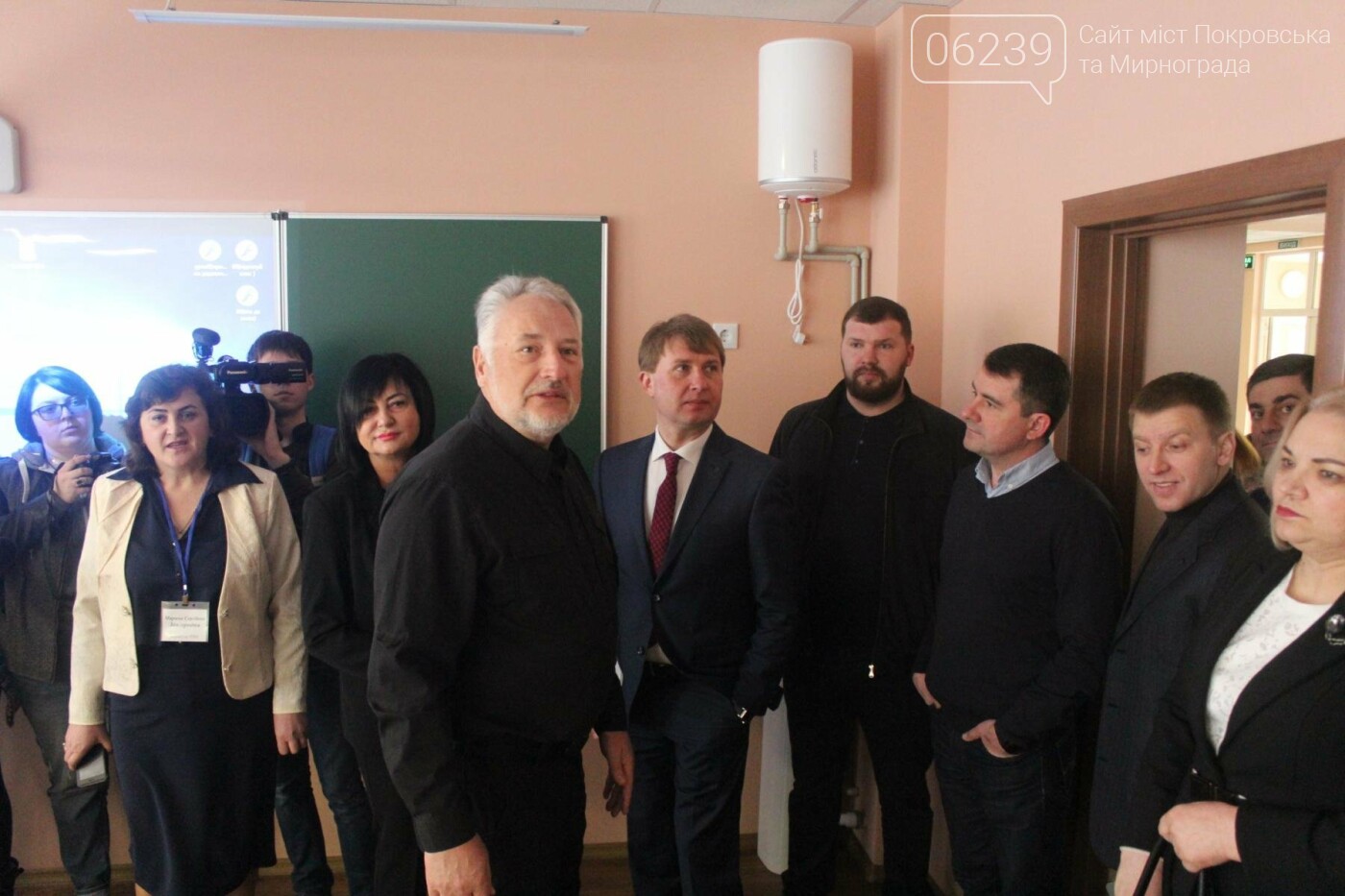 Жебривский проинспектировал ход выполнения ремонтных работ..., фото-1 Жебривский проинспектировал ход выполнения ремонтных работ в опорной школе Мирнограда, школа практически готова к открытию , фото-1