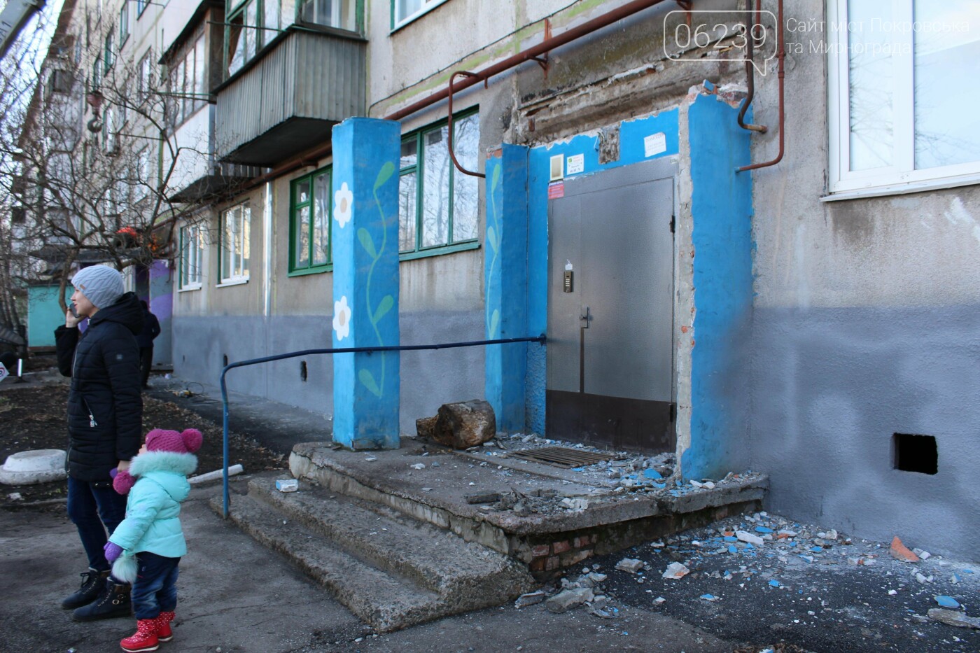 При содействии Андрея Аксенова в Покровске началась замена аварийных козырьков, фото-3