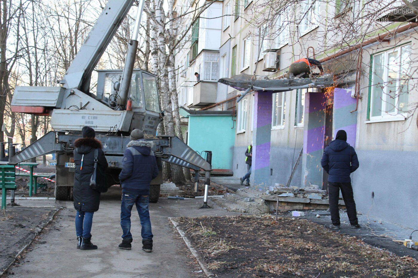 При содействии Андрея Аксенова в Покровске началась замена аварийных козырьков, фото-2
