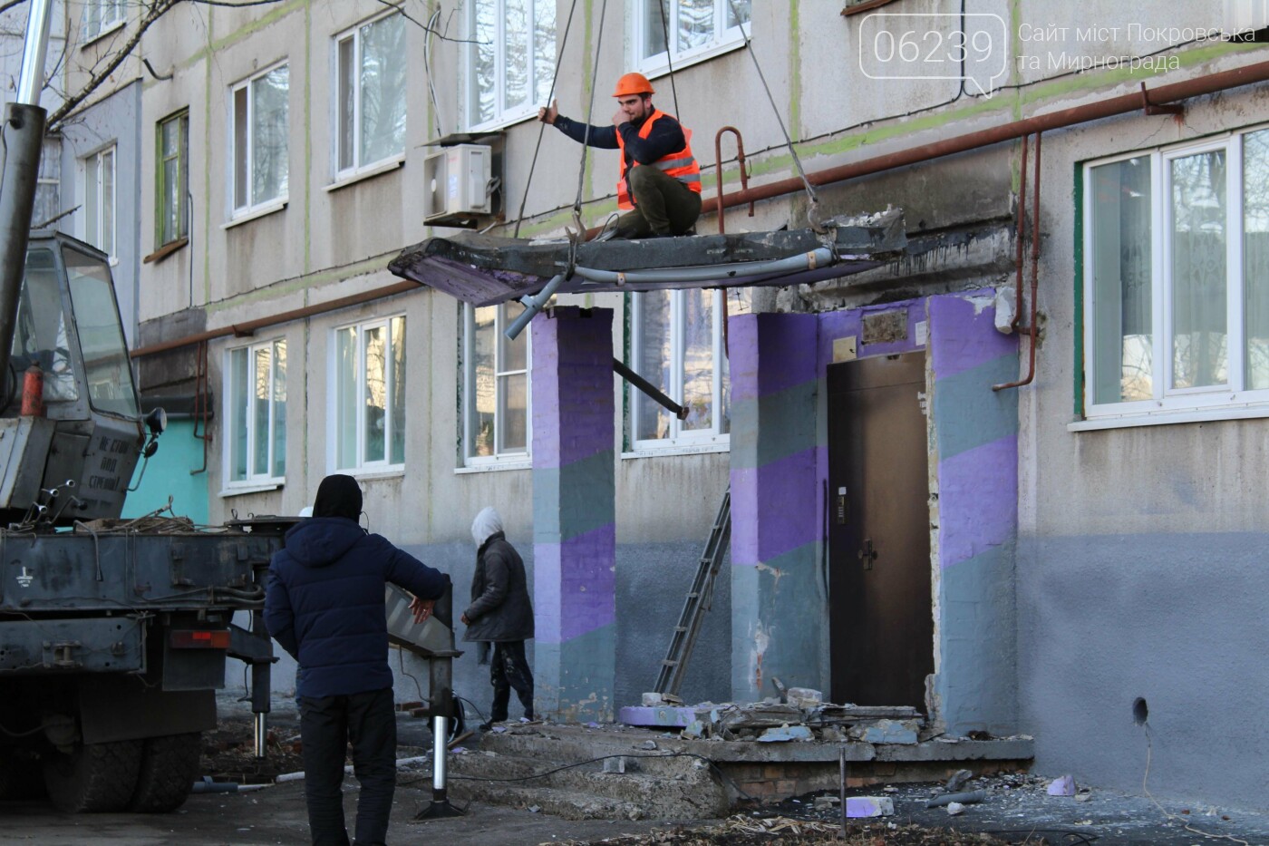При содействии Андрея Аксенова в Покровске началась замена аварийных козырьков, фото-6