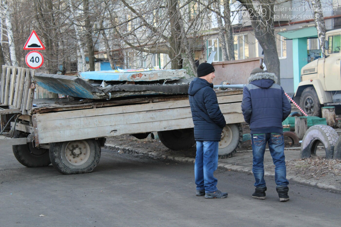 При содействии Андрея Аксенова в Покровске началась замена аварийных козырьков, фото-1