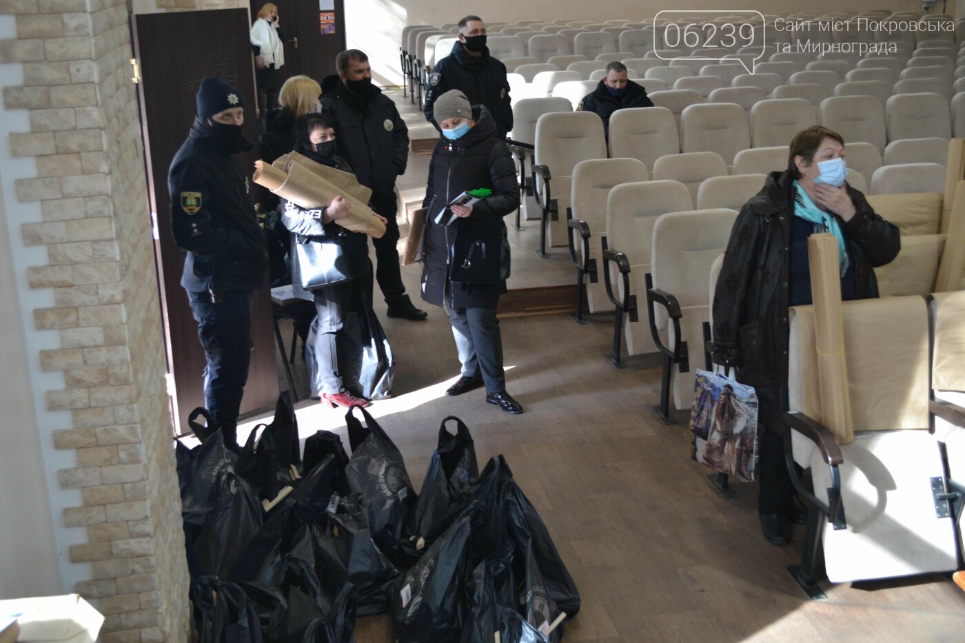 В Покровске ОИК начала выдачу бюллетеней представителям участковых комиссий, фото-5