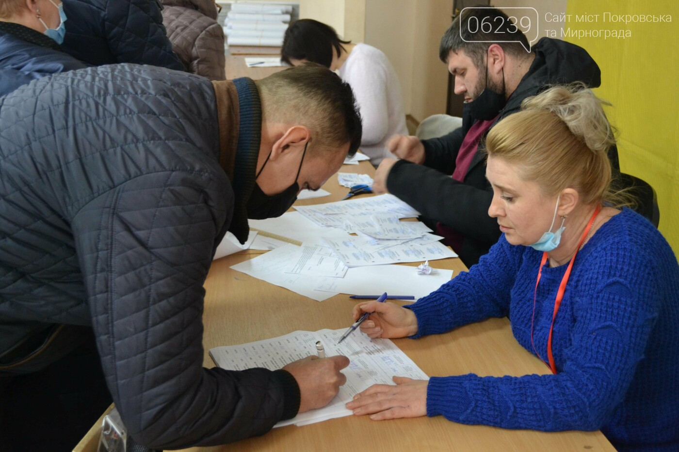 В Покровске ОИК начала выдачу бюллетеней представителям участковых комиссий, фото-7