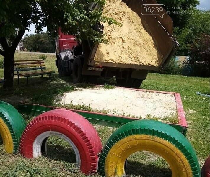 На дитячі майданчики Покровська та Родинського продовжують завозити пісок, фото-1