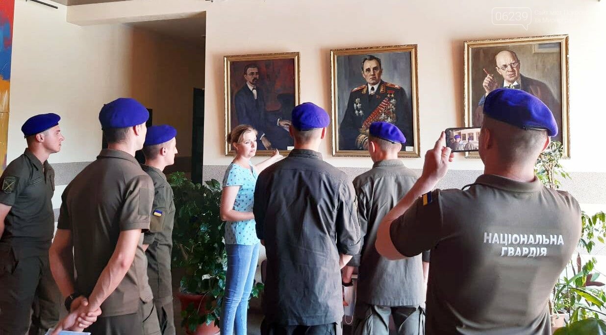 В Покровске ко Дню Конституции провели экскурсию для нацгвардейцев, фото-1