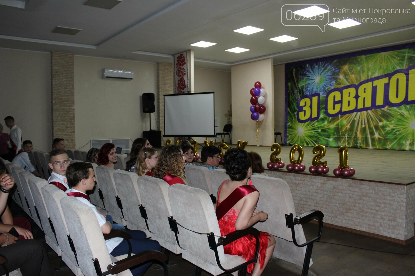 В Покровске одиннадцатиклассникам торжественно вручили аттестаты об окончании школы, фото-5