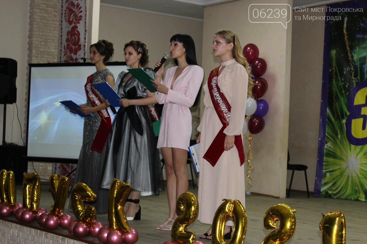 В Покровске одиннадцатиклассникам торжественно вручили аттестаты об окончании школы, фото-6