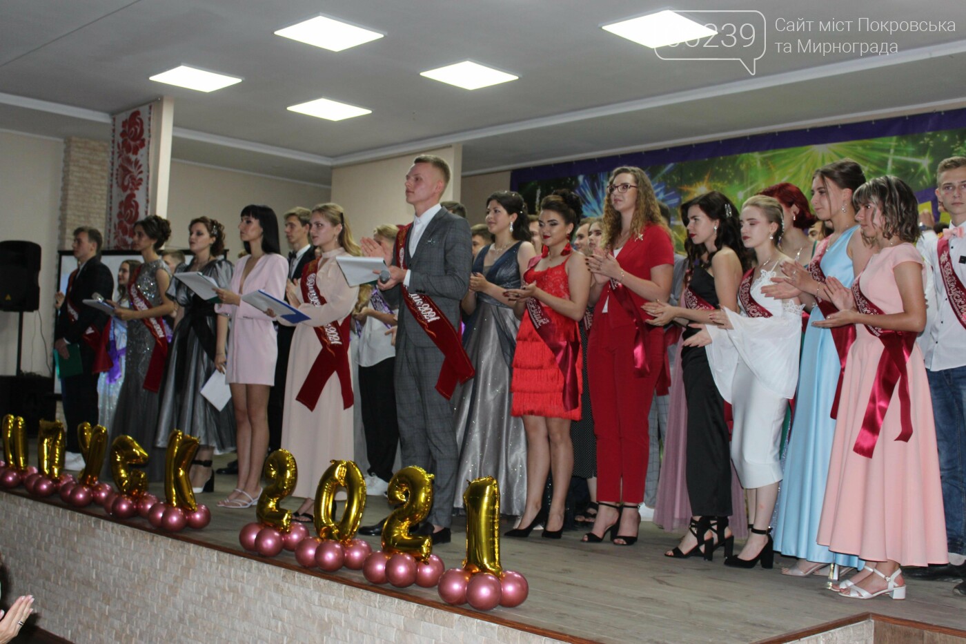 В Покровске одиннадцатиклассникам торжественно вручили аттестаты об окончании школы, фото-7