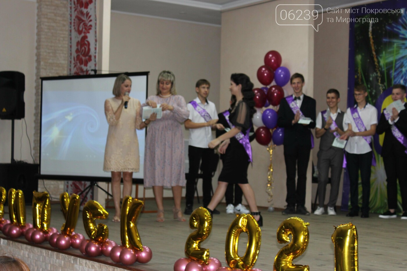 В Покровске одиннадцатиклассникам торжественно вручили аттестаты об окончании школы, фото-12