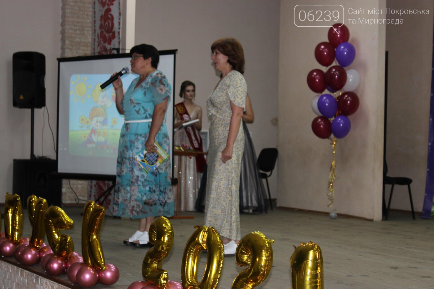 В Покровске одиннадцатиклассникам торжественно вручили аттестаты об окончании школы, фото-13
