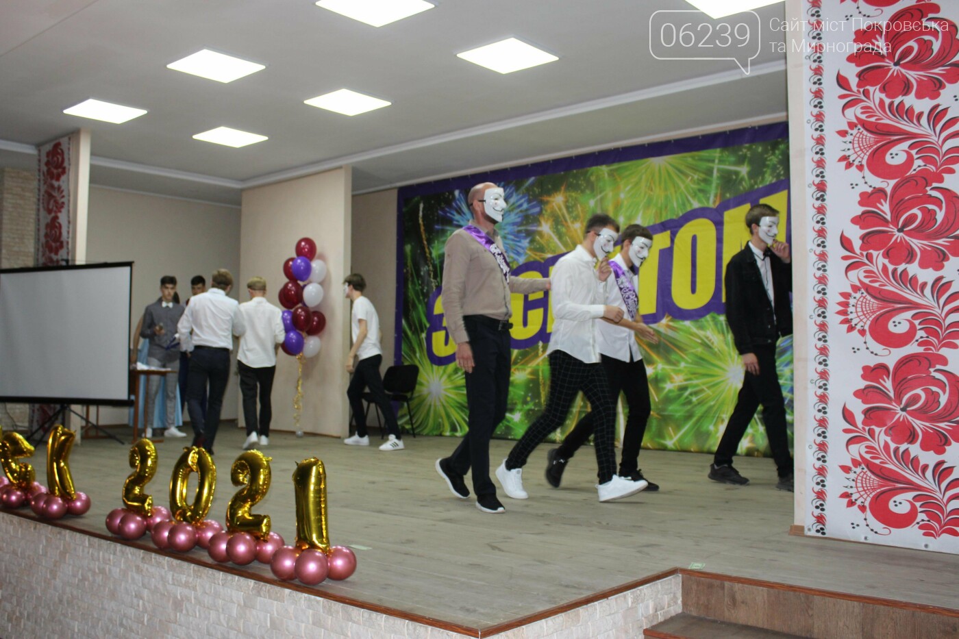 В Покровске одиннадцатиклассникам торжественно вручили аттестаты об окончании школы, фото-10