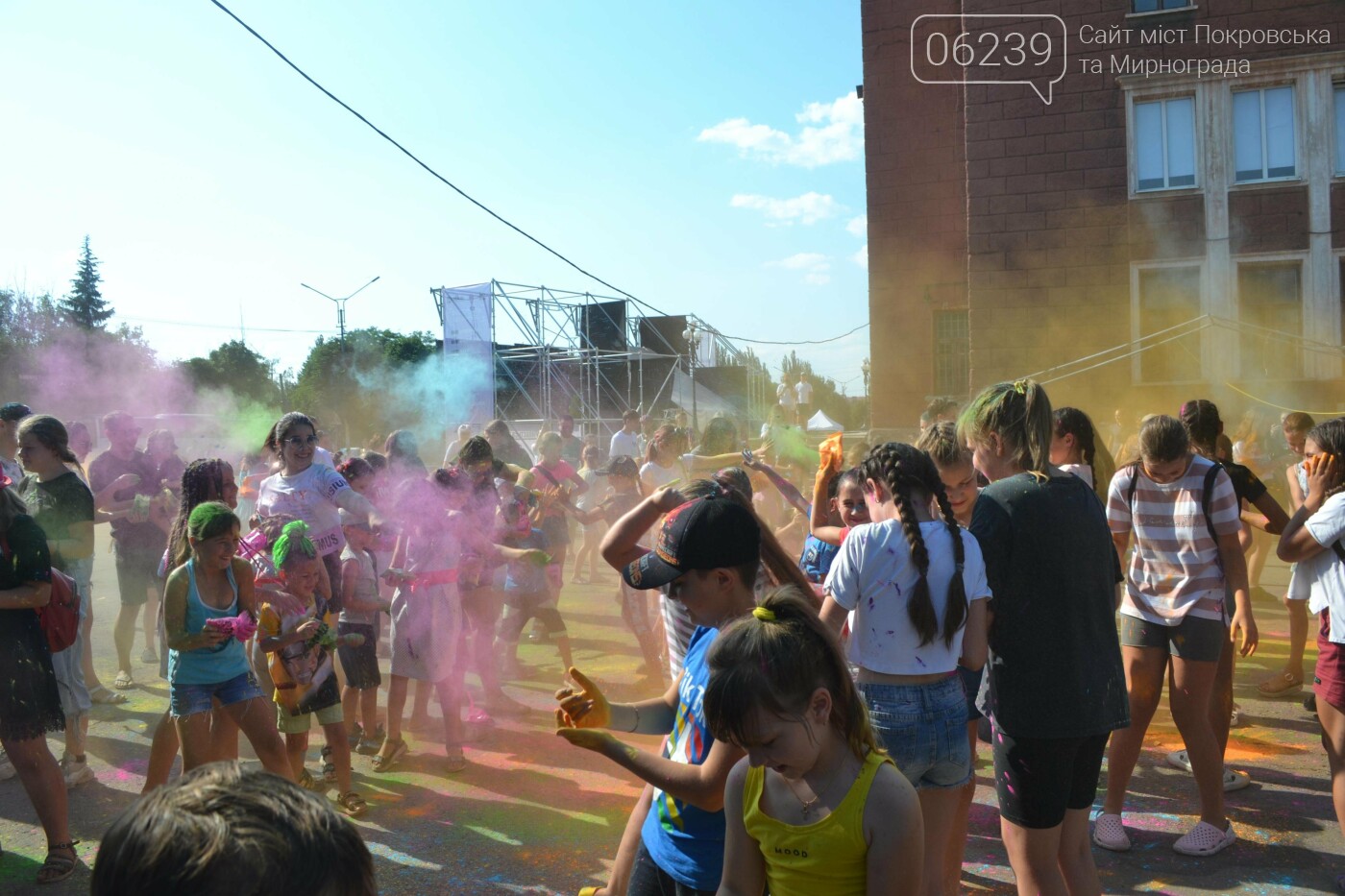 Дождь от спасателей, краски холи и водная битва: в Мирнограде прошел фестиваль "З країни в Україну" (ФОТО), фото-7