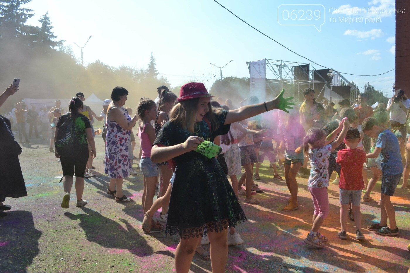 Дождь от спасателей, краски холи и водная битва: в Мирнограде прошел фестиваль "З країни в Україну" (ФОТО), фото-10