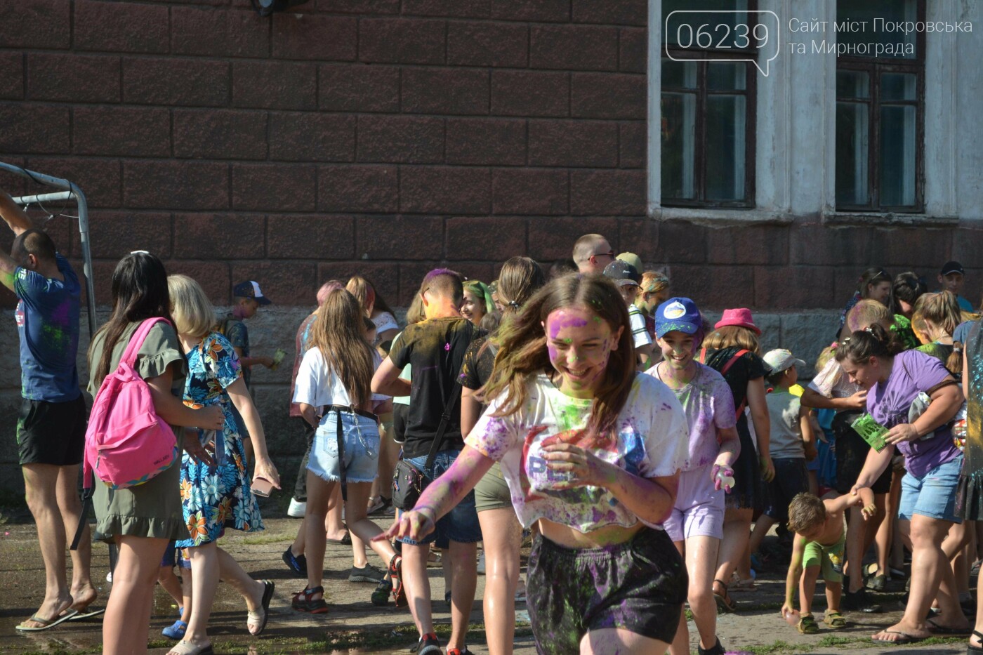 Дождь от спасателей, краски холи и водная битва: в Мирнограде прошел фестиваль "З країни в Україну" (ФОТО), фото-18