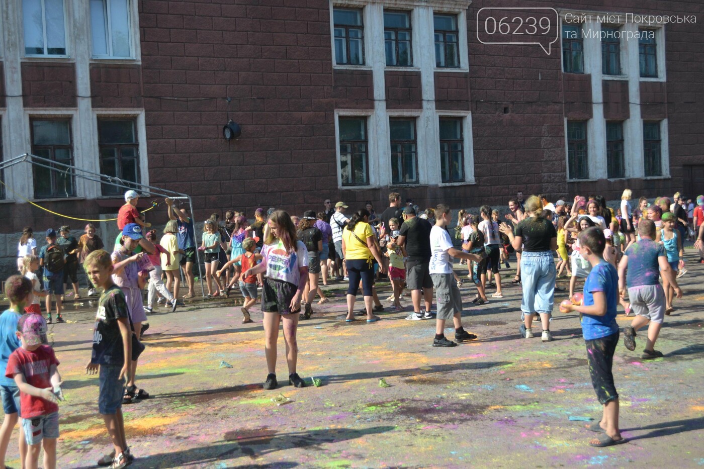 Дождь от спасателей, краски холи и водная битва: в Мирнограде прошел фестиваль "З країни в Україну" (ФОТО), фото-19