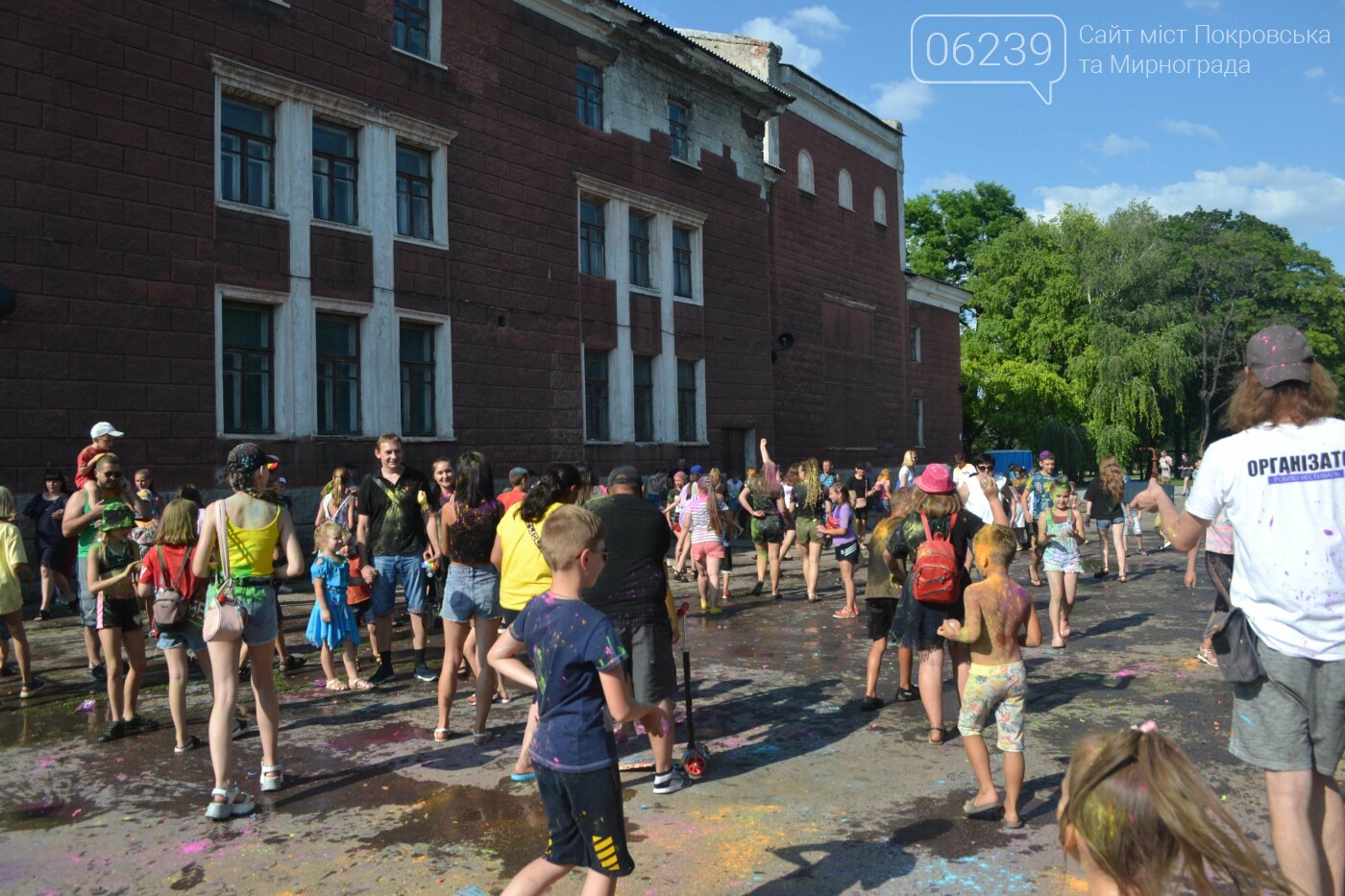Дождь от спасателей, краски холи и водная битва: в Мирнограде прошел фестиваль "З країни в Україну" (ФОТО), фото-20