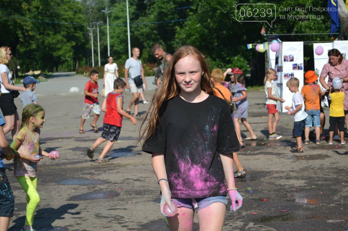 Дождь от спасателей, краски холи и водная битва: в Мирнограде прошел фестиваль "З країни в Україну" (ФОТО), фото-21