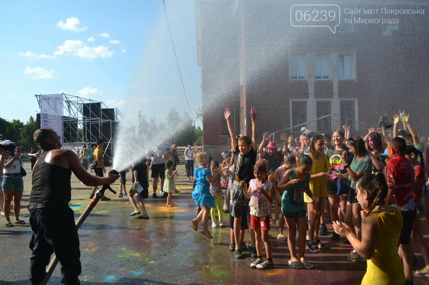 Дождь от спасателей, краски холи и водная битва: в Мирнограде прошел фестиваль "З країни в Україну" (ФОТО), фото-30