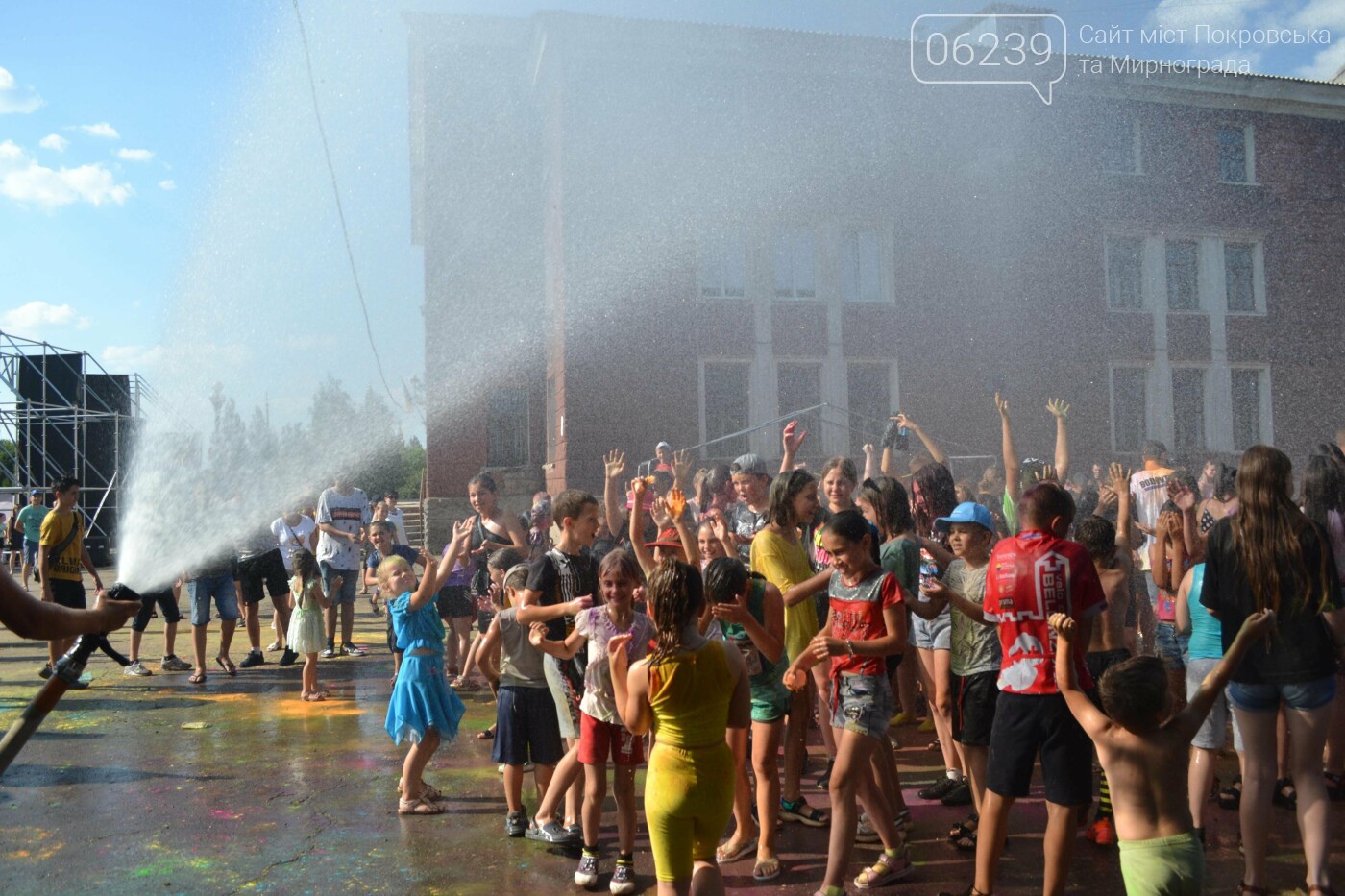 Дождь от спасателей, краски холи и водная битва: в Мирнограде прошел фестиваль "З країни в Україну" (ФОТО), фото-31