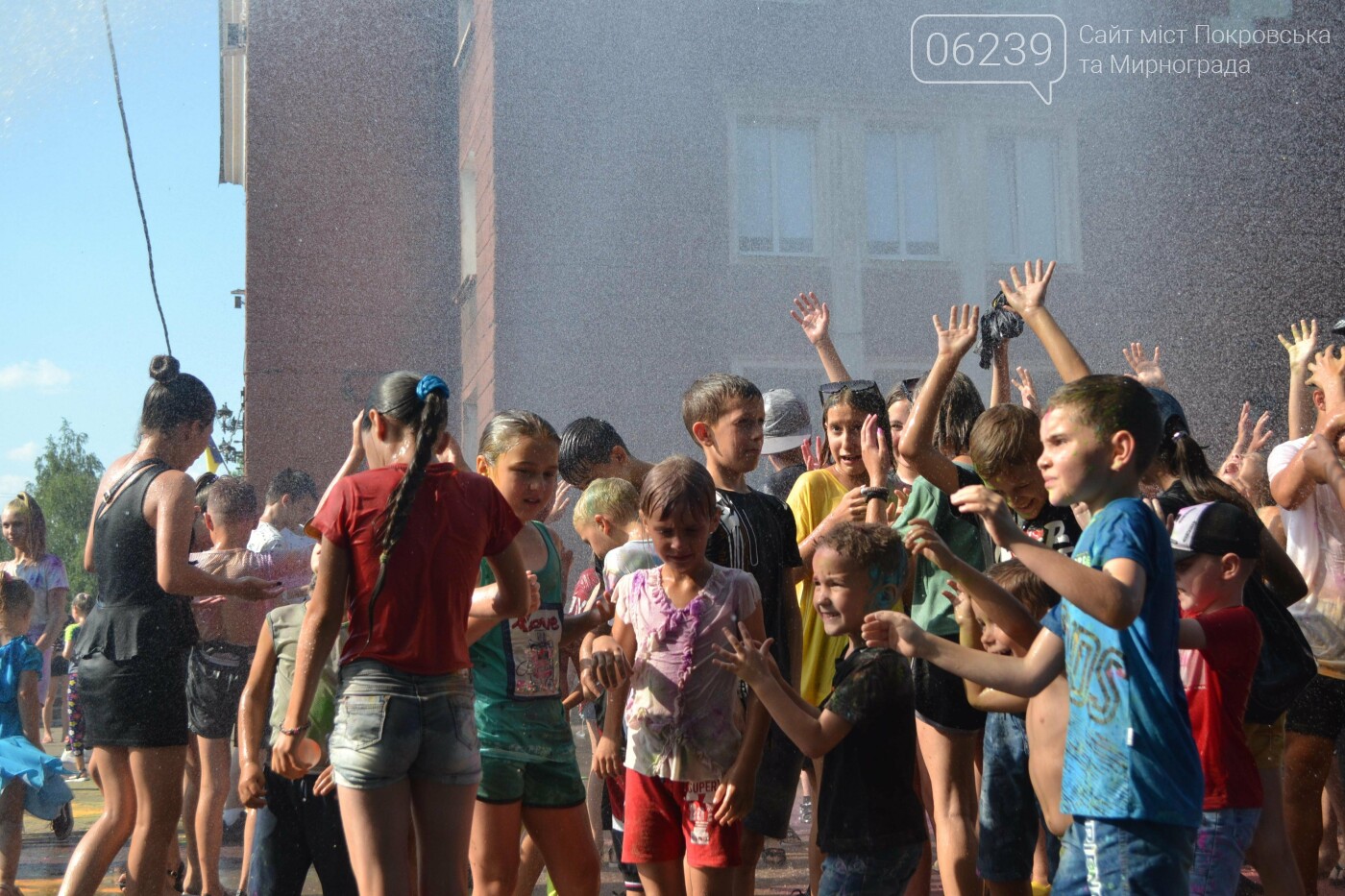 Дождь от спасателей, краски холи и водная битва: в Мирнограде прошел фестиваль "З країни в Україну" (ФОТО), фото-34