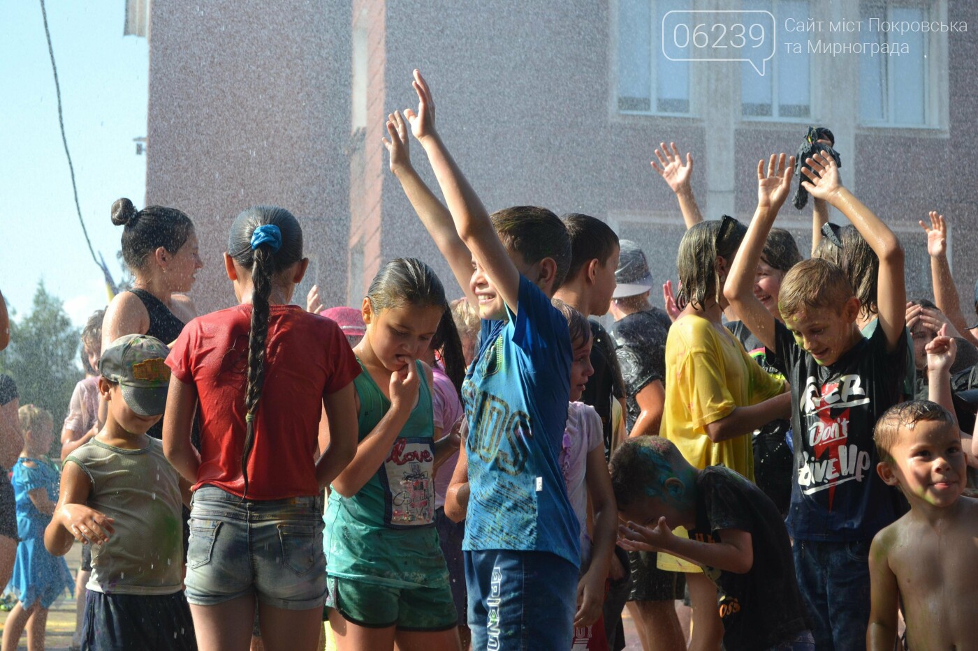 Дождь от спасателей, краски холи и водная битва: в Мирнограде прошел фестиваль "З країни в Україну" (ФОТО), фото-35