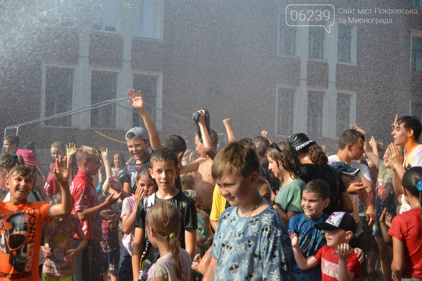 Дождь от спасателей, краски холи и водная битва: в Мирнограде прошел фестиваль "З країни в Україну" (ФОТО), фото-37