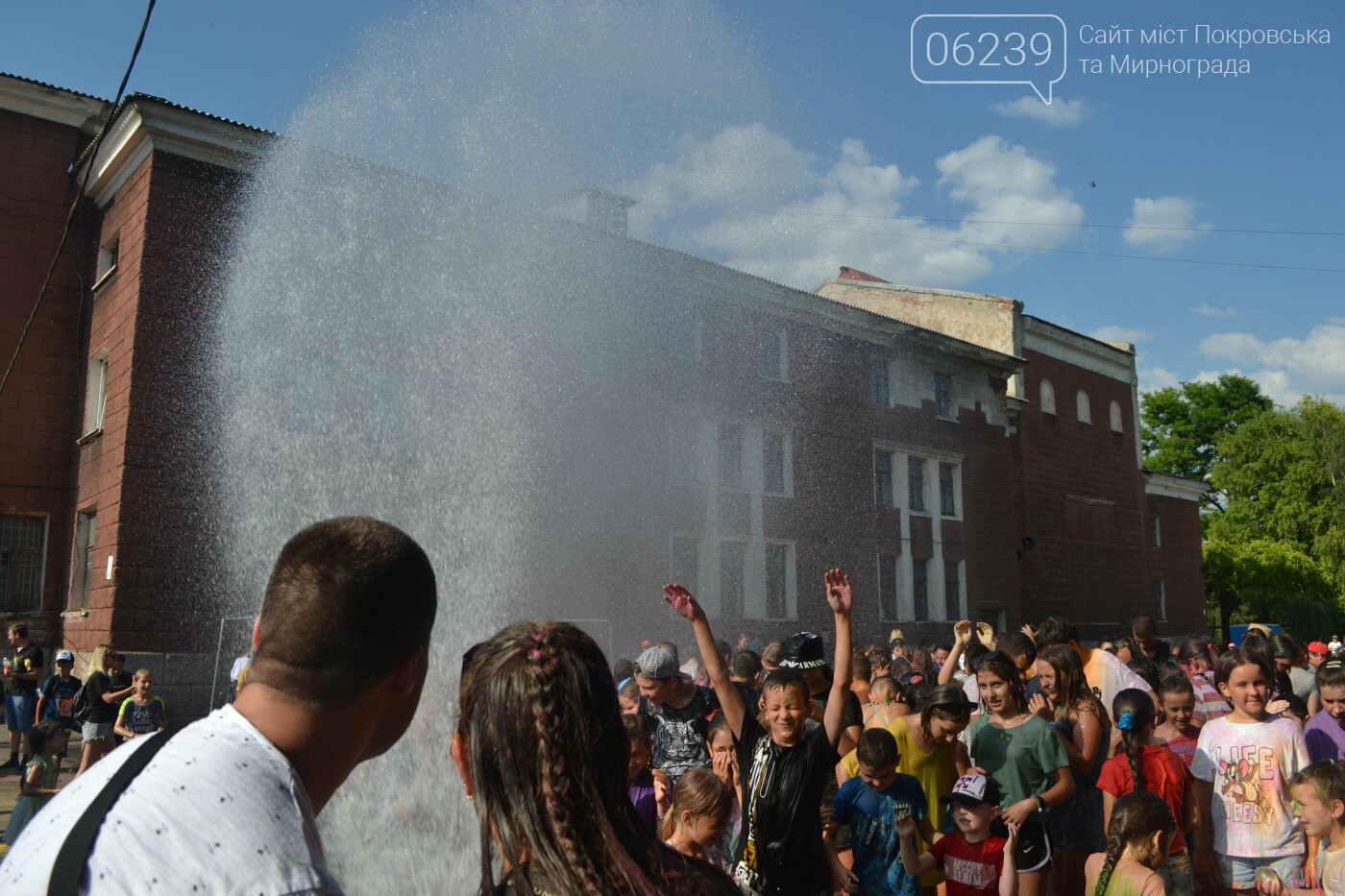 Дождь от спасателей, краски холи и водная битва: в Мирнограде прошел фестиваль "З країни в Україну" (ФОТО), фото-38