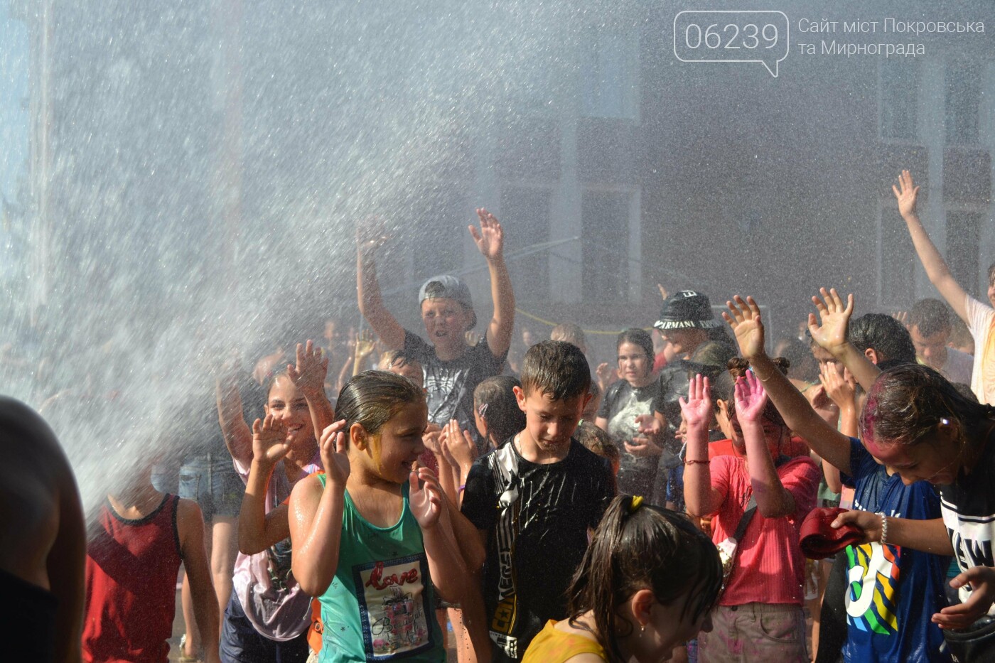 Дождь от спасателей, краски холи и водная битва: в Мирнограде прошел фестиваль "З країни в Україну" (ФОТО), фото-39