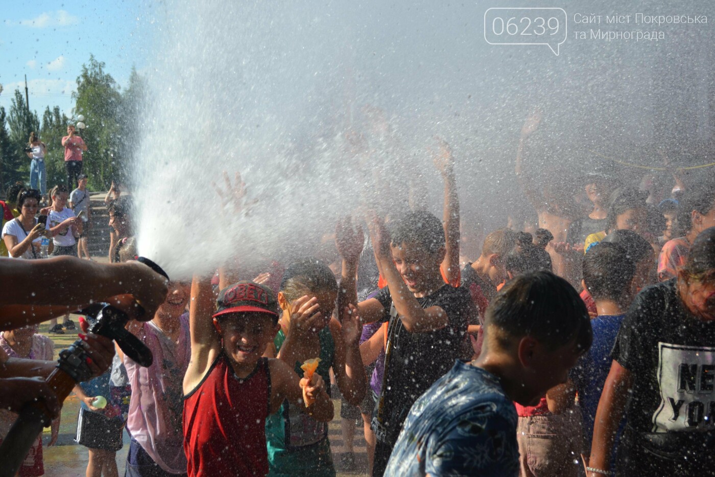 Дождь от спасателей, краски холи и водная битва: в Мирнограде прошел фестиваль "З країни в Україну" (ФОТО), фото-41